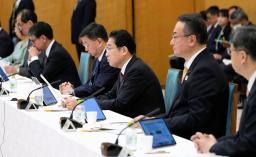 　デジタル田園都市国家構想の実現会議の会合であいさつする岸田首相（中央）＝３１日午前、首相官邸