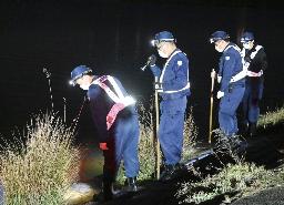 　江戸川の川沿いを捜索した千葉県警の捜査員＝３０日夜、千葉県市川市