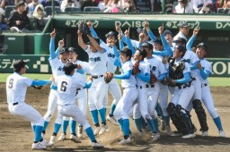 　第９５回選抜高校野球大会決勝で報徳学園を破って初優勝を果たし、喜ぶ山梨学院ナイン＝１日、甲子園球場