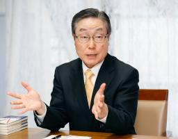 　インタビューに応じる世界平和統一家庭連合（旧統一教会）の田中富広会長