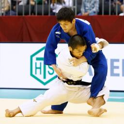 　男子６０キロ級決勝　竪山将（上）に小内刈りで一本勝ちした中村太樹＝福岡国際センター