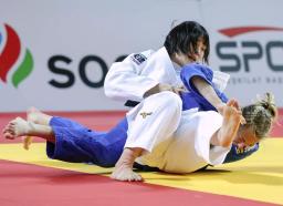　女子７０キロ級準々決勝で攻める新添左季（上）＝アンタルヤ（国際柔道連盟提供・共同）
