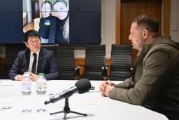 　１日、会談する国際体操連盟の渡辺守成会長（左）とウクライナのイエルマーク大統領府長官＝キーウ