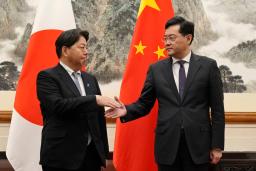 　会談前、中国の秦剛国務委員兼外相（右）と握手する林外相＝２日、北京の釣魚台迎賓館（共同）