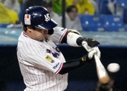 　９回ヤクルト１死一、三塁、山田がサヨナラの中犠飛を放つ＝神宮