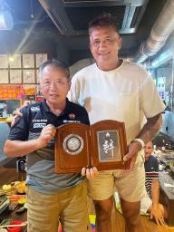 　日本代表の合宿期間中に、ジェイミー・ジョセフ・ヘッドコーチ（右）から感謝状を手渡される山口雅博さん＝８月、宮崎市（本人提供）