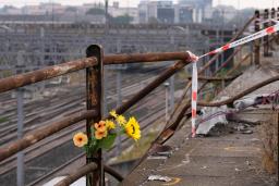 　イタリア北部ベネチアのバス事故現場に供えられた造花＝４日（ＡＰ＝共同）