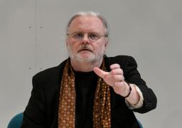 　ノルウェーの劇作家ヨン・フォッセ氏＝２０１９年１０月、ドイツ・フランクフルト（Ｊｅｎｓ　Ｋａｌａｅｎｅ／ｄｐａ提供・ＡＰ＝共同）
