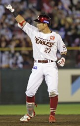 　５回、勝ち越しの２点二塁打を放ちガッツポーズする楽天・岡島＝楽天モバイルパーク