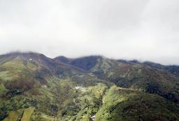 　登山道付近で男女４人の遺体が見つかった栃木県那須町の朝日岳＝７日午後（共同通信社ヘリから）