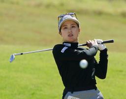 　第３ラウンド、６番でアプローチショットを放つ西村優菜。通算１アンダーで１８位＝オールドアメリカンＧＣ（共同）