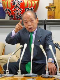 　記者会見する日本維新の会の鈴木宗男参院議員＝８日午後、札幌市