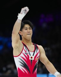 　男子種目別鉄棒決勝の演技を終え、ガッツポーズする橋本大輝＝アントワープ（共同）