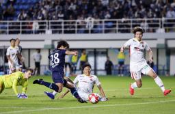 　福岡―名古屋　後半、ゴール前に攻め込む福岡・鶴野（２８）＝ベススタ