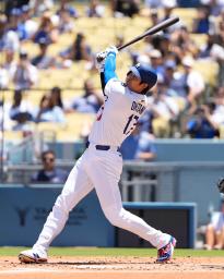 　ツインズ戦の１回、５試合連続本塁打となる３７号ソロを放つドジャース・大谷＝ロサンゼルス（共同）