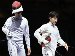 　男子エペ個人準決勝で山田優（左）を破った加納虹輝＝トビリシ（共同）