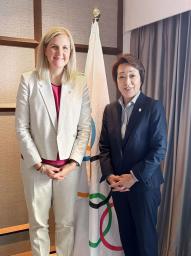 　ＩＯＣのコベントリー会長（左）と初会談したＪＯＣの橋本聖子会長＝２８日、シンガポール（ＪＯＣ提供・共同）