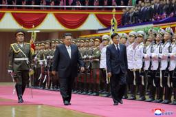 　平壌を訪問したラオスのトンルン国家主席を迎える北朝鮮の金正恩朝鮮労働党総書記（中央）＝７日（朝鮮中央通信提供、ロイター＝共同）