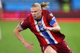 　サッカーＷ杯予選のイスラエル戦でプレーするノルウェー代表のハーランド＝１１日、オスロ（ゲッティ＝共同）