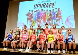 　ポーズをとるバスケットボール女子Ｗリーグの選手たち＝１３日、東京都内