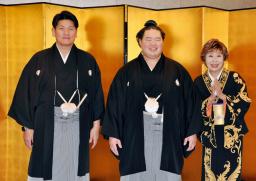 <p>　披露宴を前に笑顔の明生（中央）。左は師匠の立浪親方、右は祝福に駆け付けた歌手の小林幸子さん＝２１日、東京都内</p>