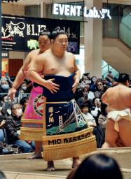 <p>　「グランフロント大阪」で開催された大相撲イベントで、土俵入りする藤ノ川（手前）＝１日、大阪市北区</p>