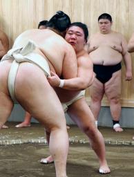 <p>　二所ノ関部屋へ出稽古し、大の里（左）の胸を借りる藤ノ川＝大阪府東大阪市</p>