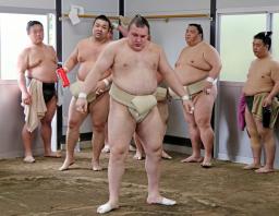 <p>　荒汐部屋で出稽古する安青錦（中央）＝堺市</p>