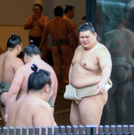 <p>　稽古で若い衆に助言する大の里＝大阪府東大阪市の二所ノ関部屋宿舎</p>