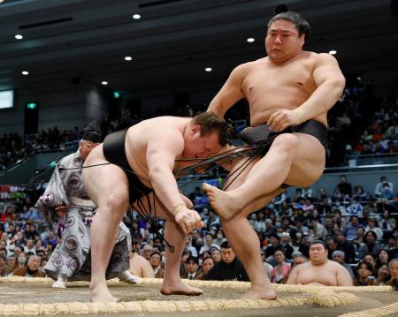 <p>　安青錦（左）が寄り切りで若元春を破る＝エディオンアリーナ大阪</p>