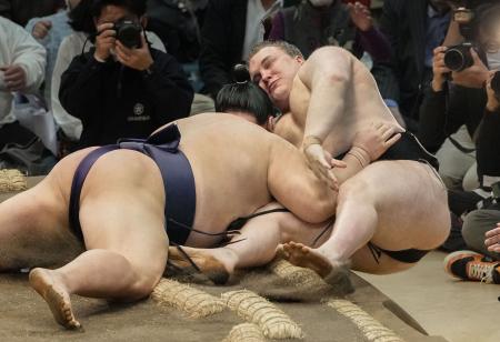 <p>　安青錦（右）が寄り倒しで義ノ富士に敗れる＝エディオンアリーナ大阪</p>