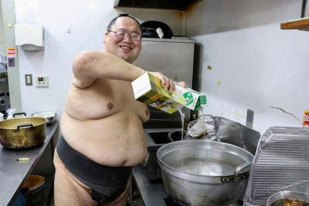 <p>　ちゃんこ鍋の仕込みをする東浪＝２日、大阪市西淀川区の玉ノ井部屋宿舎</p>