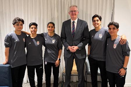 <p>　オーストラリアのバーク内相（右から３人目）と女子サッカーのイラン代表選手ら（オーストラリア内務省提供・ＡＰ＝共同）</p>