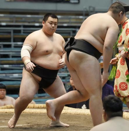 <p>　前相撲で白星発進した川副（左）＝エディオンアリーナ大阪</p>