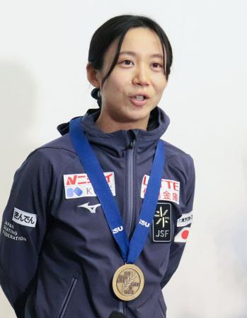 <p>　現役最終戦として臨んだ世界選手権を終えオランダから帰国し、取材に応じるスピードスケート女子の高木美帆＝１０日、成田空港</p>