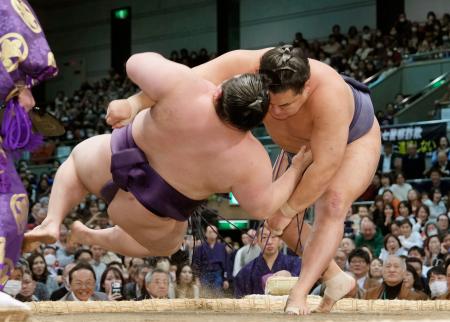 <p>　豊昇龍（右）がすくい投げで美ノ海を下す＝エディオンアリーナ大阪</p>