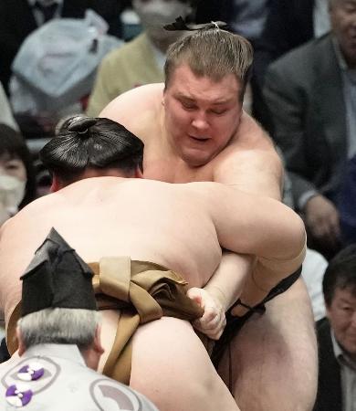 <p>　王鵬（手前）にきめ出しで敗れた安青錦＝エディオンアリーナ大阪</p>