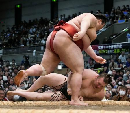 <p>　安青錦（奥）が上手投げで熱海富士に敗れる＝エディオンアリーナ大阪</p>