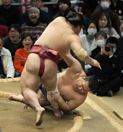 <p>　豊昇龍（奥）がはたき込みで大栄翔に敗れる＝エディオンアリーナ大阪</p>