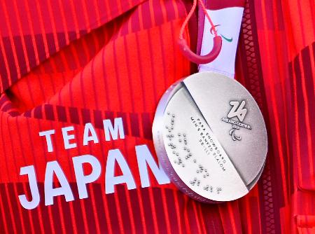 <p>　点字が刻まれたミラノ・コルティナ冬季パラリンピックのメダル＝１３日、イタリア・コルティナダンペッツォ（共同）</p>