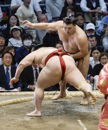 <p>　霧島（奥）が引き落としで隆の勝を破る＝エディオンアリーナ大阪</p>