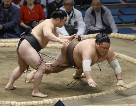 <p>　炎鵬（左）が突き落としで荒篤山を破る＝エディオンアリーナ大阪</p>