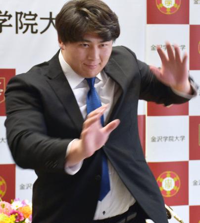 <p>　大相撲の追手風部屋への入門を発表し、突っ張りを披露する金沢学院大の大森康弘＝１８日、金沢市</p>
