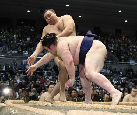 <p>　霧島（奥）が突き落としで豪ノ山を破る＝エディオンアリーナ大阪</p>