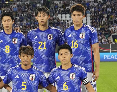 <p>　サッカー国際親善試合のドイツ戦に臨む冨安（後列右）と伊藤（同中央）ら＝２０２３年９月、ウォルフスブルク（共同）</p>