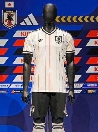 <p>　日本サッカー協会とアディダスジャパンが発表した日本代表のアウェー用の新ユニホーム</p>