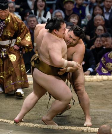 <p>　霧島（奥）が寄り倒しで王鵬を破る＝エディオンアリーナ大阪</p>