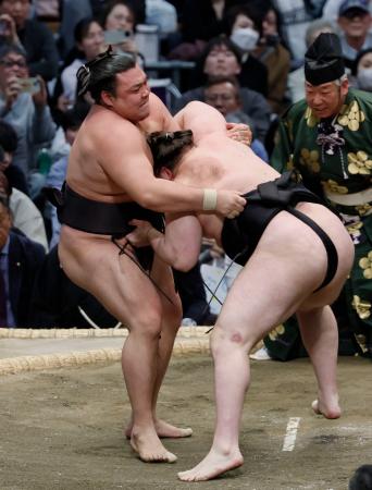 <p>　安青錦（右）を攻める霧島。２敗目を喫したが、３敗で追っていた力士が敗れ優勝が決まった＝エディオンアリーナ大阪</p>