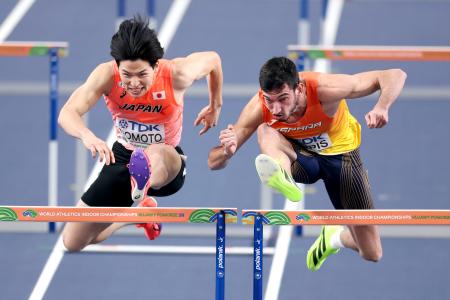 <p>　男子６０メートル障害準決勝で力走する野本周成（左）＝トルン（ゲッティ＝共同）</p>