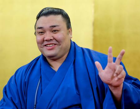 <p>　大相撲春場所で３度目の優勝を果たし、記者会見でポーズをとる霧島＝２３日、堺市東区の音羽山部屋宿舎</p>